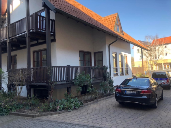 Sulzfeld Baugrundstück und bebautes Grundstück 2 Häuser zum kaufen verkaufen immobilienmakler Parkplatz