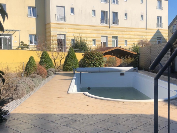 Sulzfeld Baugrundstück und bebautes Grundstück 2 Häuser zum kaufen verkaufen immobilienmakler Swimmigpool